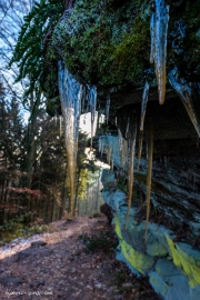 Eiszapfen, z.T. in Sandsteinfarbe